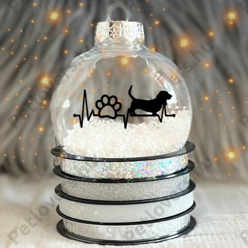 Basset Hound kutyás műanyag karácsonyfadísz műhavas dekorral